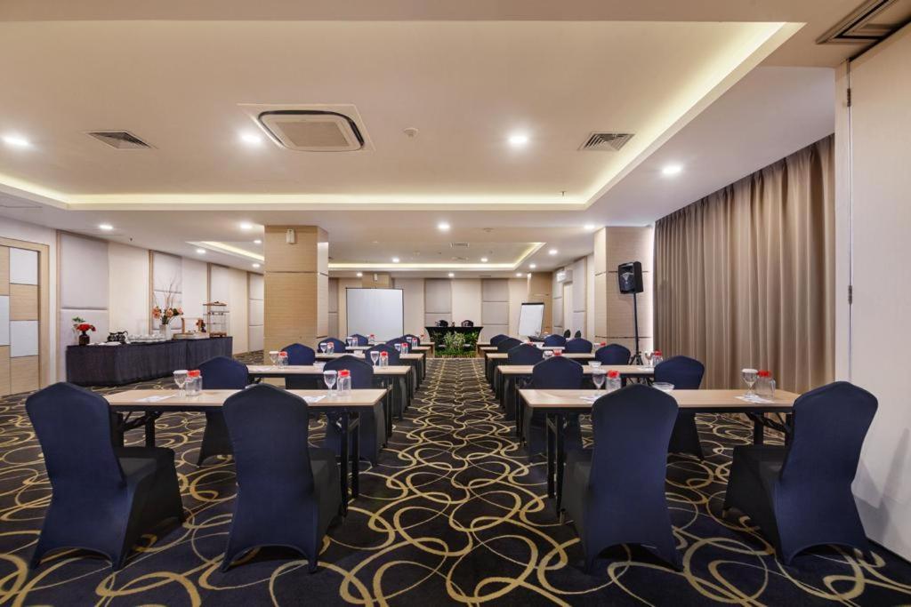 Quest Hotel Darmo - Surabaya By Aston Экстерьер фото
