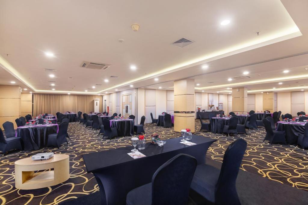 Quest Hotel Darmo - Surabaya By Aston Экстерьер фото