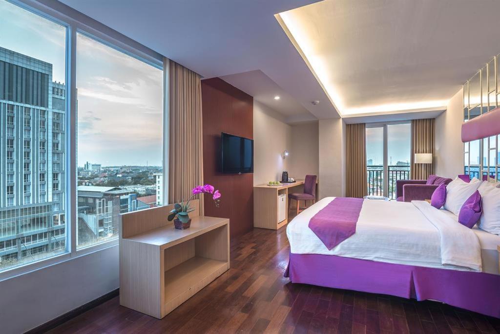 Quest Hotel Darmo - Surabaya By Aston Экстерьер фото