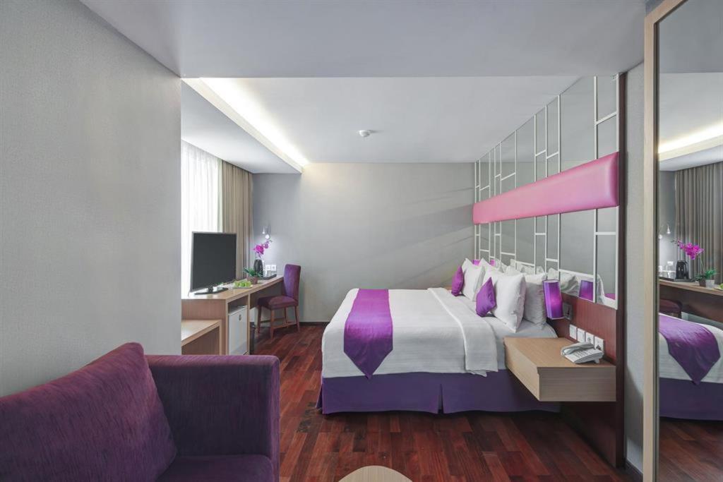 Quest Hotel Darmo - Surabaya By Aston Экстерьер фото