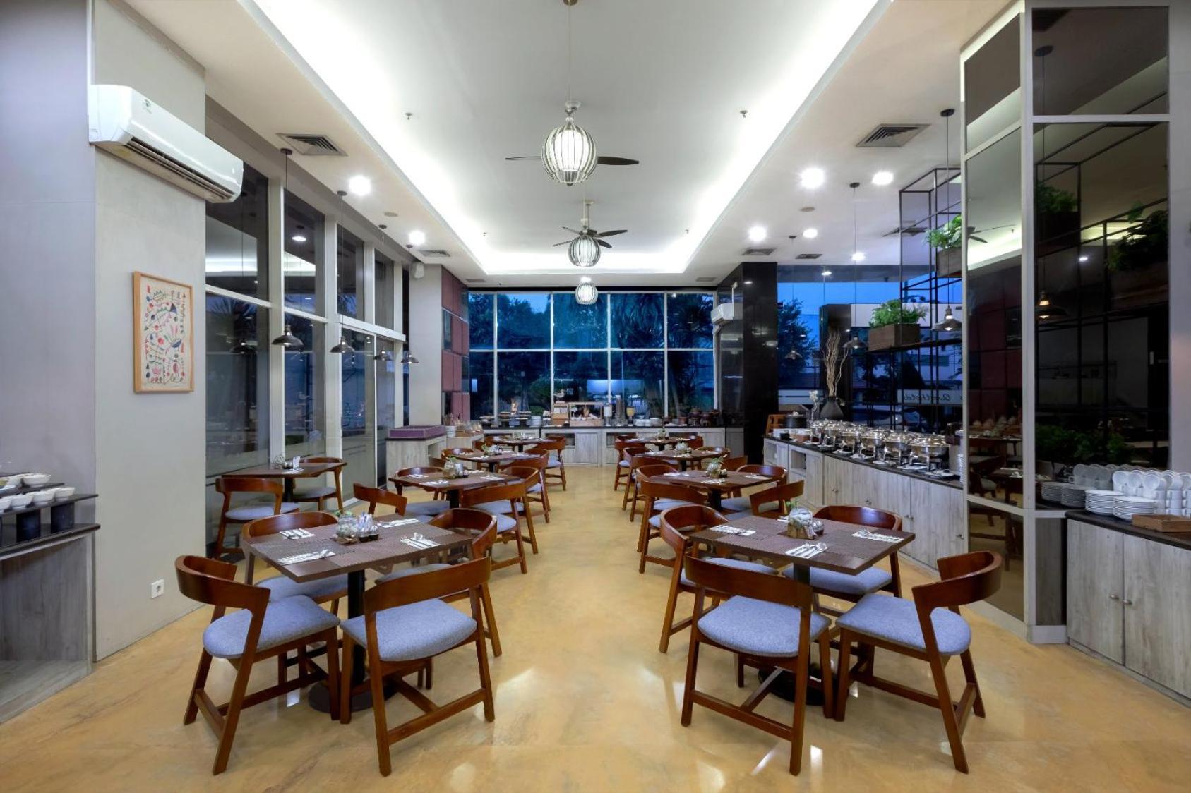Quest Hotel Darmo - Surabaya By Aston Экстерьер фото