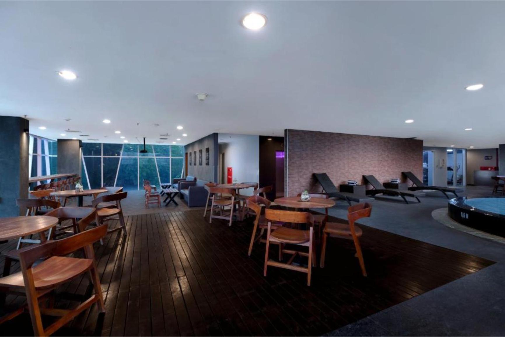 Quest Hotel Darmo - Surabaya By Aston Экстерьер фото